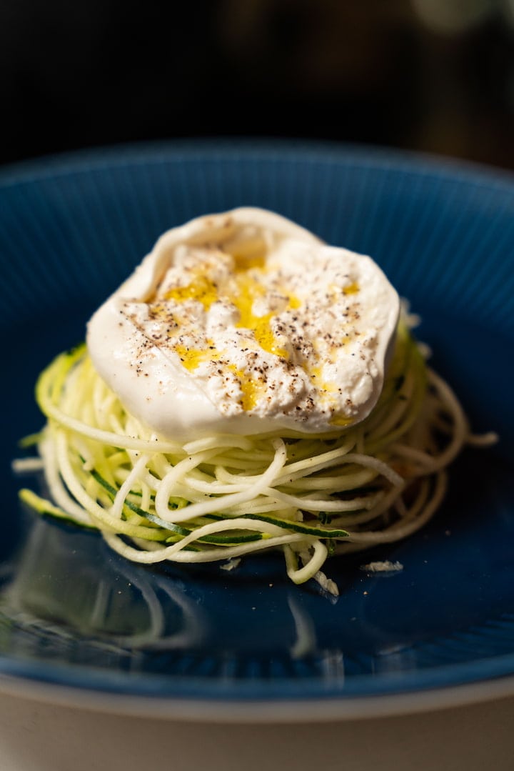 Burrata_de_Puglia_rota_con_noodles_de_calabacín_y_pesto_rojo (1)
