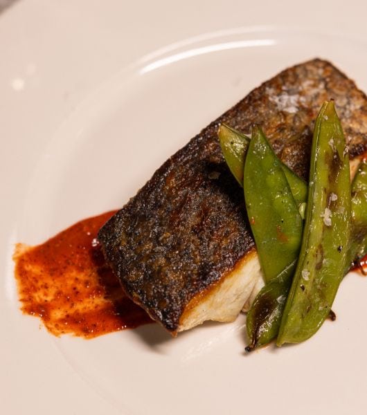 Corvina marinada en achiote a la parrilla y tirabeque salteado