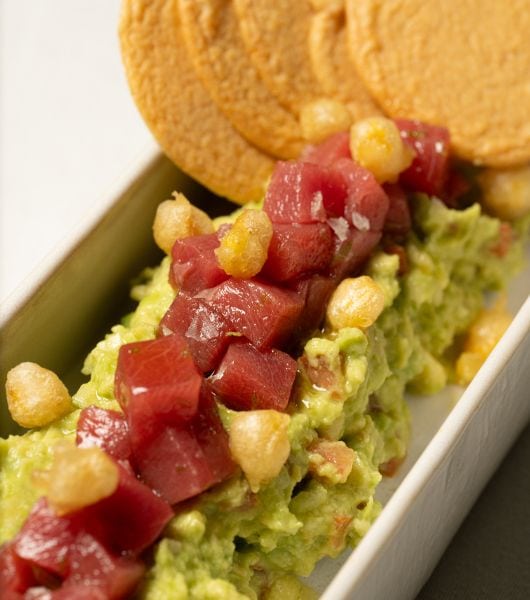 Guacamole y dados de atún rojo