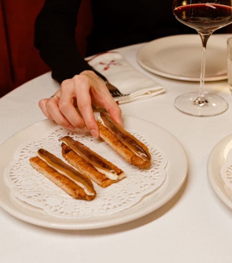 croissant-anchoa-santona-la-fonda-bistro Mini croissant a la plancha con anchoa de Santoña servido en La Fonda Bistró en Madrid