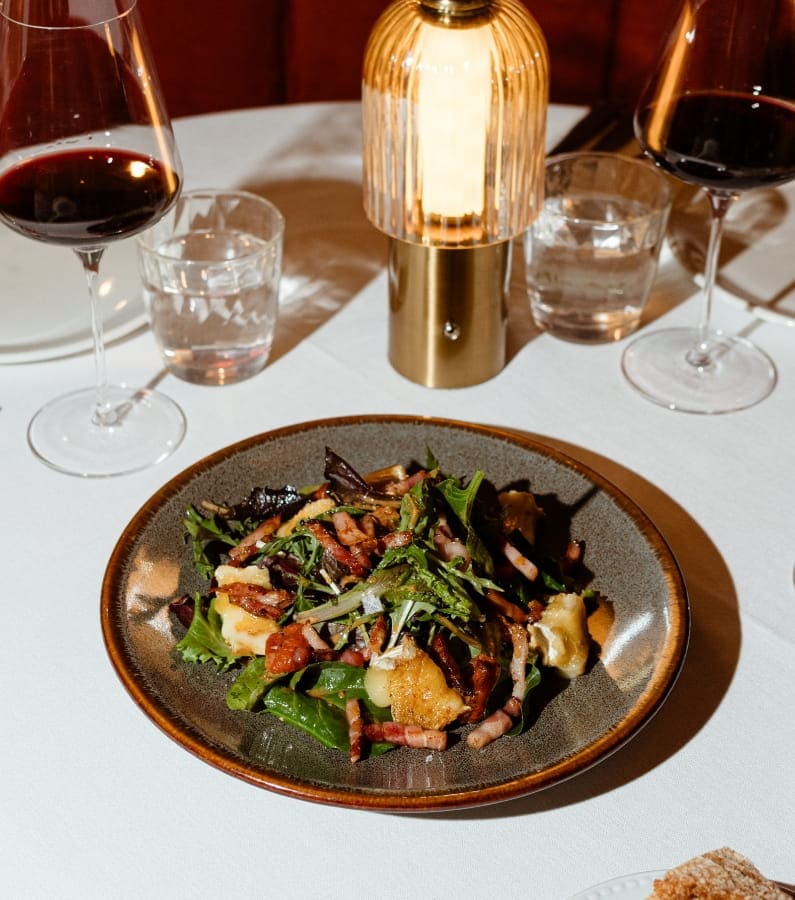 ensalada-brie-bacon-la-fonda-bistro-madrid Ensalada con queso brie a la parrilla y bacon crujiente de la carta de La Fonda Bistró
