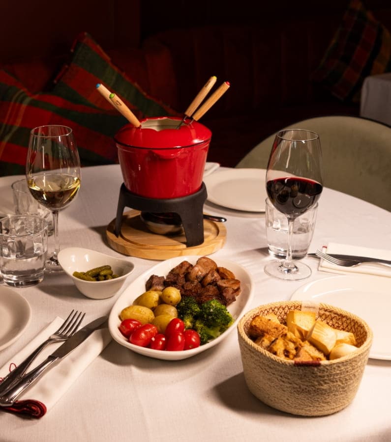 fondue-quesos-guarniciones-la-fonda-bistro Fondue de quesos para compartir en La Fonda Bistró restaurante en Chamberí Madrid