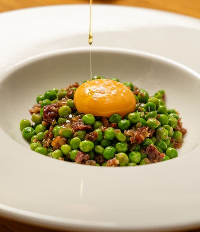 Guisante fino de primavera salteado con jamón ibérico y yema de huevo 3